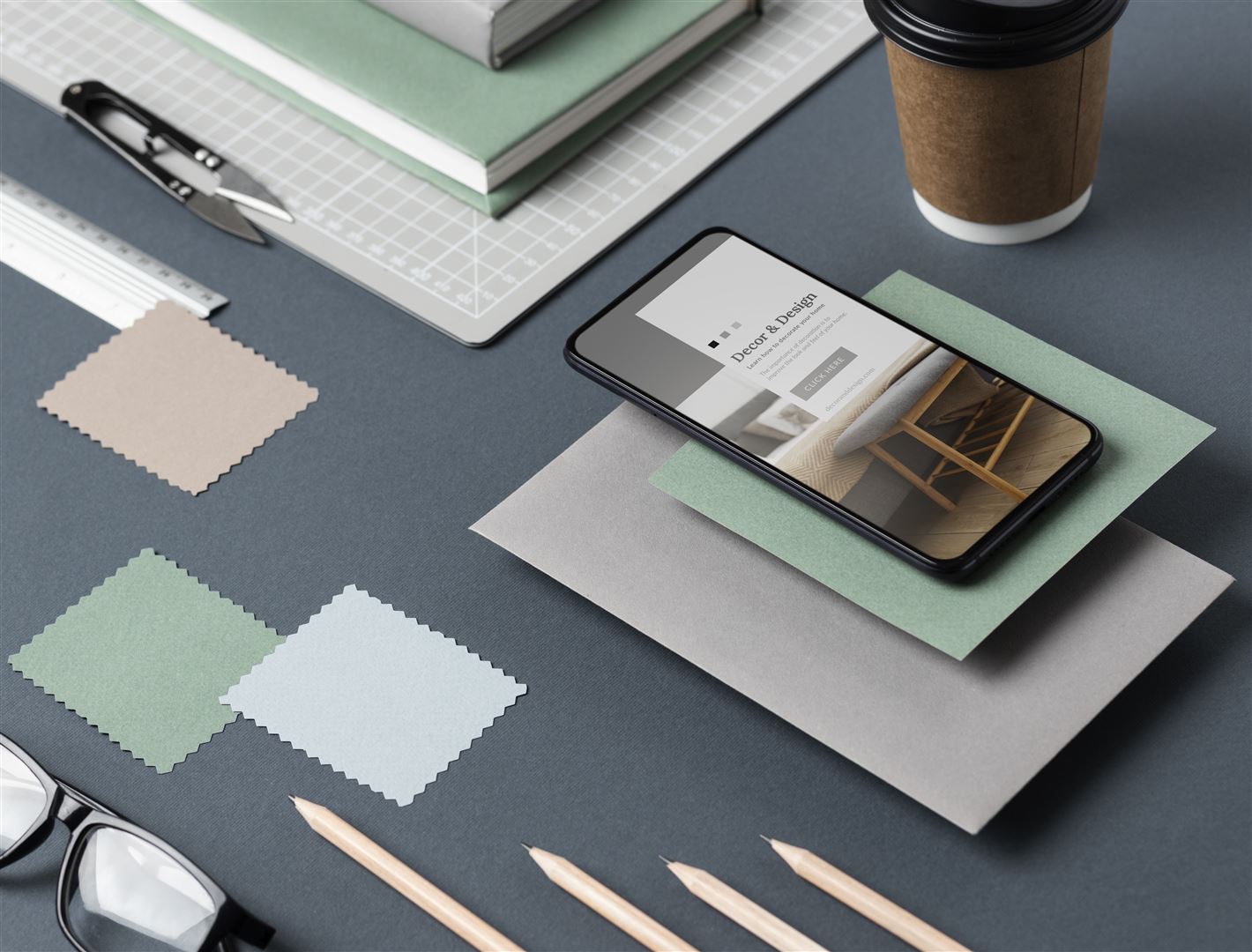 Papier und Stifte auf einem Tisch platziert